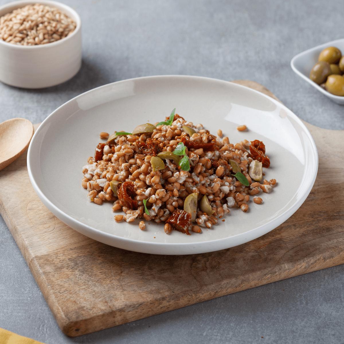 Dry tomato and olives spelt salad